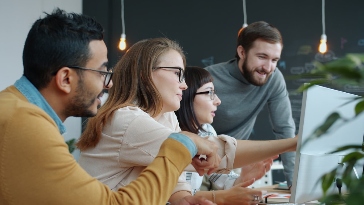 Profesionales de una pyme en una sesión de formación en IA