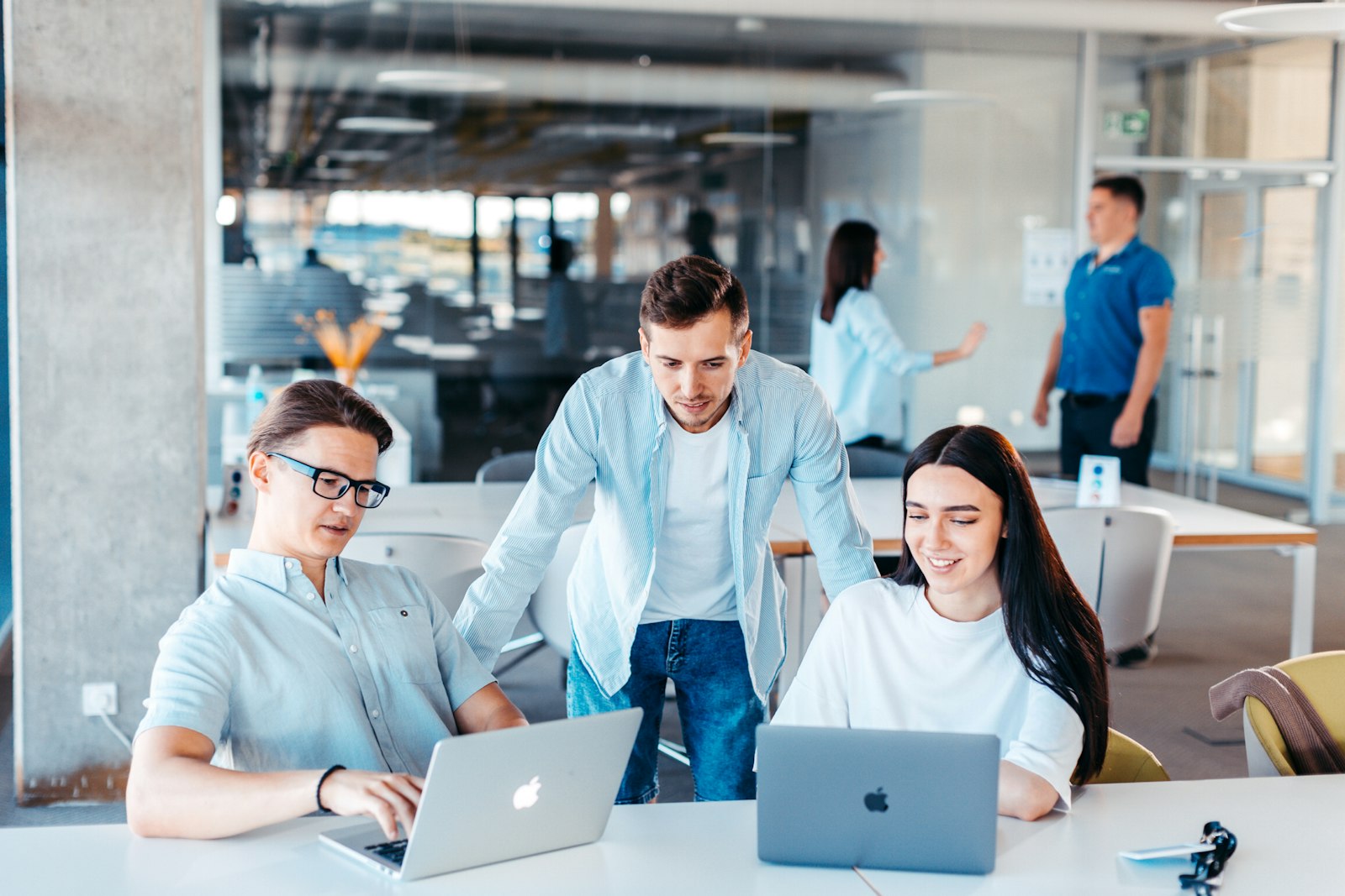Equipo de una pyme trabajando con tecnología en una sesión de formación